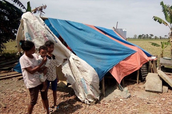 Akibat Puting Beliung Satu Keluarga Tinggal Di Tenda darurat berbahan plastik dan terpal bekas, Bencana alam ini menghancurkan rumah mereka